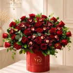 باکس گل رز و ارکیده با ۲۶ شاخه رز قرمز تازه