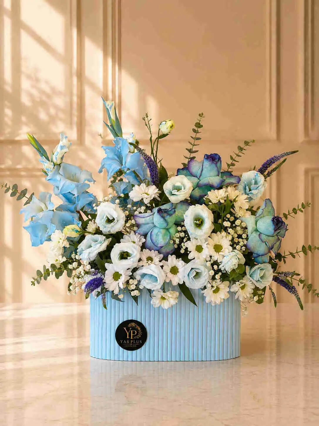 blue-white-natural-flower-box-yas-plus باکس گل طبیعی آبی و سفید با ترکیبی از رز، گلهای سفید و گلآرایی لوکس