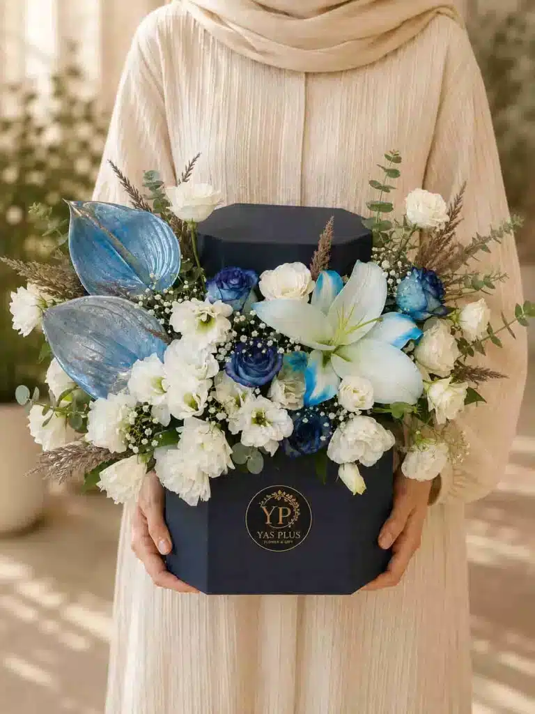 باکس گل لوکس سورمه‌ای با رزهای آبی و سفید، لیلیوم و گل‌های طبیعی