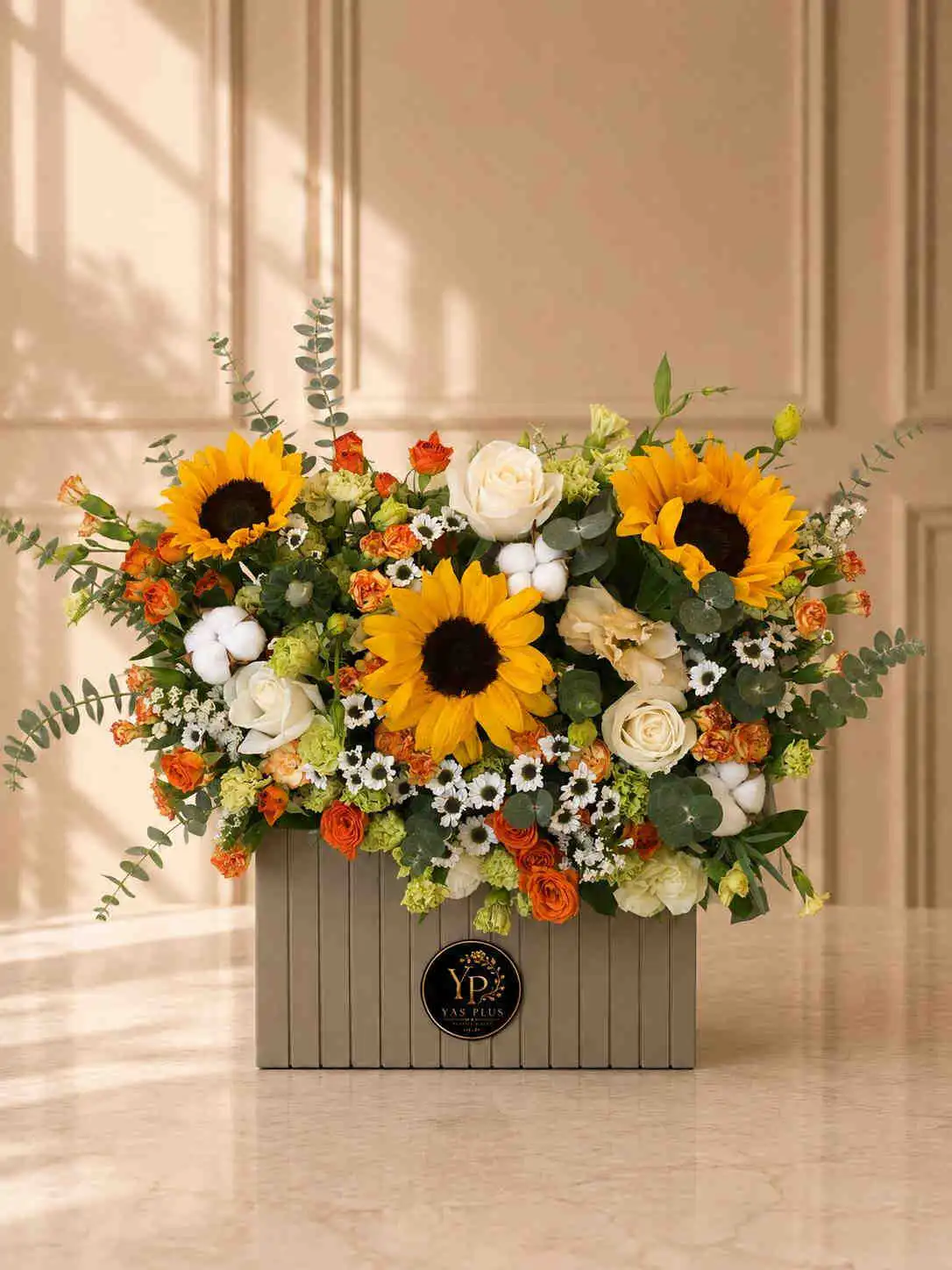 sunflower-rose-flower-box-yas-plus باکس گل طبیعی آفتابگردان و رز سفید و نارنجی با طراحی لوکس یاس پلاس