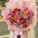 *دسته گل رز قرمز و لیلیوم صورتی با بسته بندی صورتی