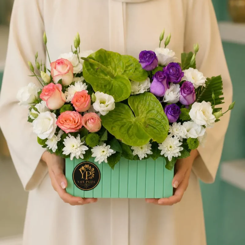 *باکس گل آنتوریوم سبز و رز هلویی و بنفش داخل باکس سبز یاس پلاس