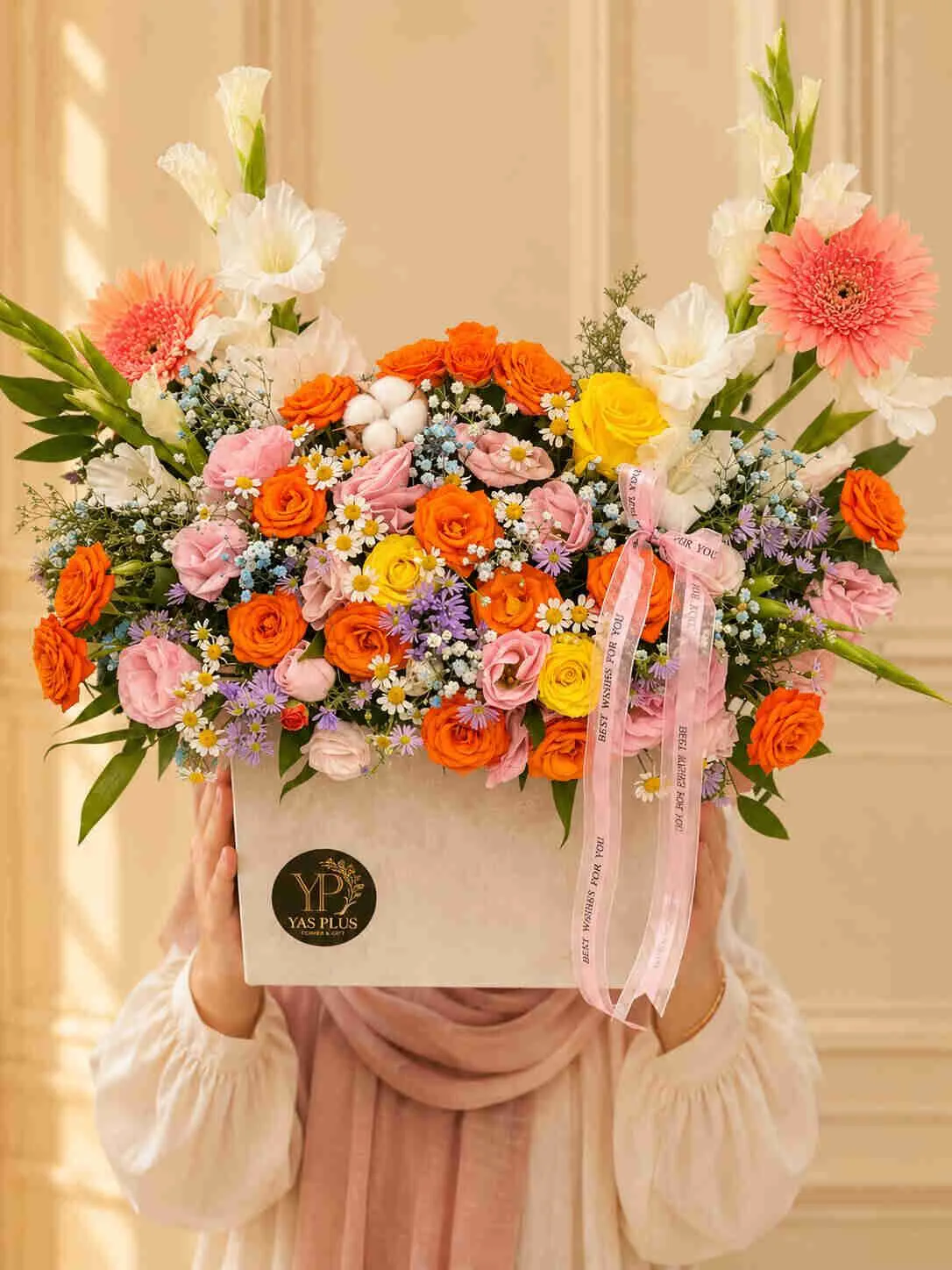 `luxury-colorful-flower-box-rose-gerbera-yas-plus باکس گل رنگارنگ لوکس با رزهای نارنجی، صورتی و زرد، ژربرا، گلهای سفید و بنفش و روبان صورتی