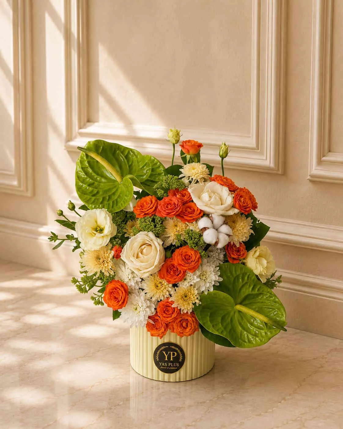 luxury-orange-white-flower-box-green-anthurium-yas-plus باکس گل لوکس نارنجی و سفید با رزهای نارنجی، رز سفید، آنتوریوم سبز و گلهای مکمل در باکس کرم