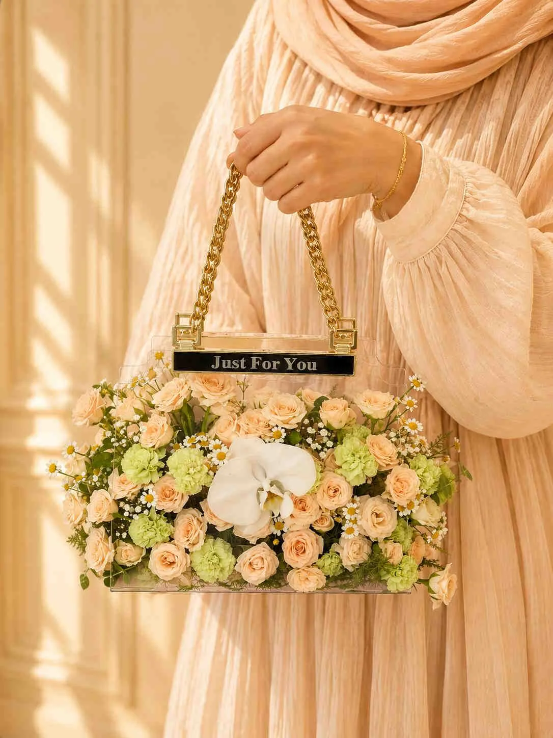 `luxury-peach-green-flower-box-white-orchid-yas-plus باکس گل لوکس هلویی و سبز با رزهای هلویی، ارکیده سفید و گلهای ظریف در باکس شفاف