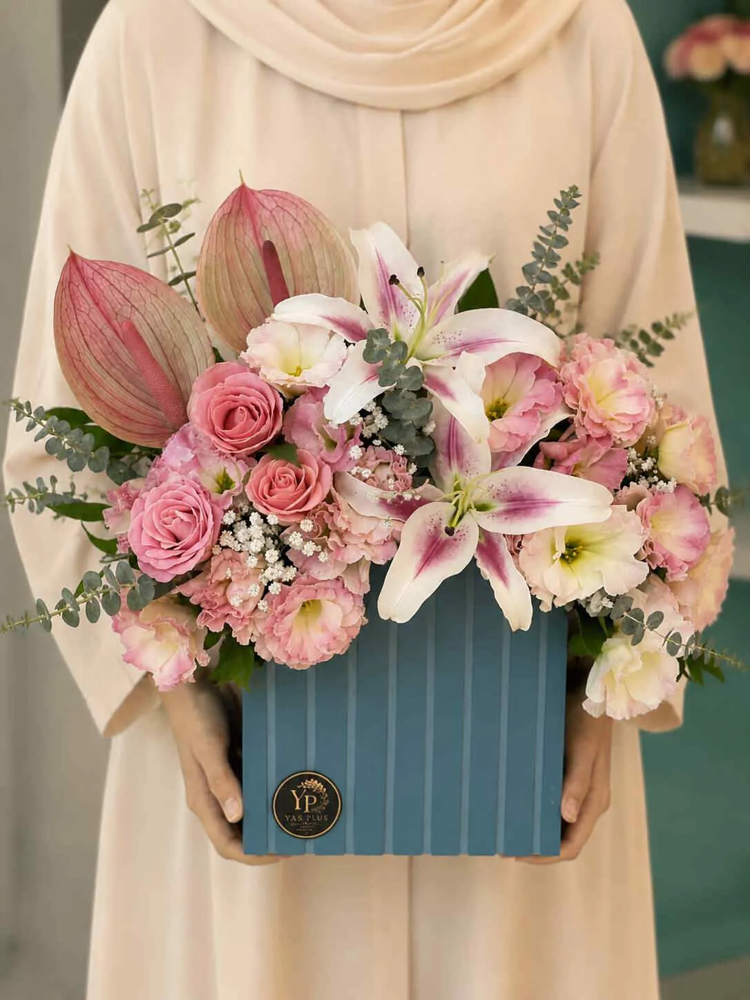 luxury-pink-rose-lilyum-flower-box-yas-plus باکس گل رز صورتی و لیلیوم سفید لوکس با طراحی یاس پلاس