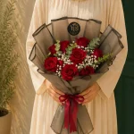 دسته گل رز قرمز لاکچری با بسته‌بندی مشکی و طراحی خاص یاس پلاس