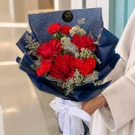`باکت گل رز قرمز لاکچری با روبان سفید و بسته بندی آبی یاس پلاس`
