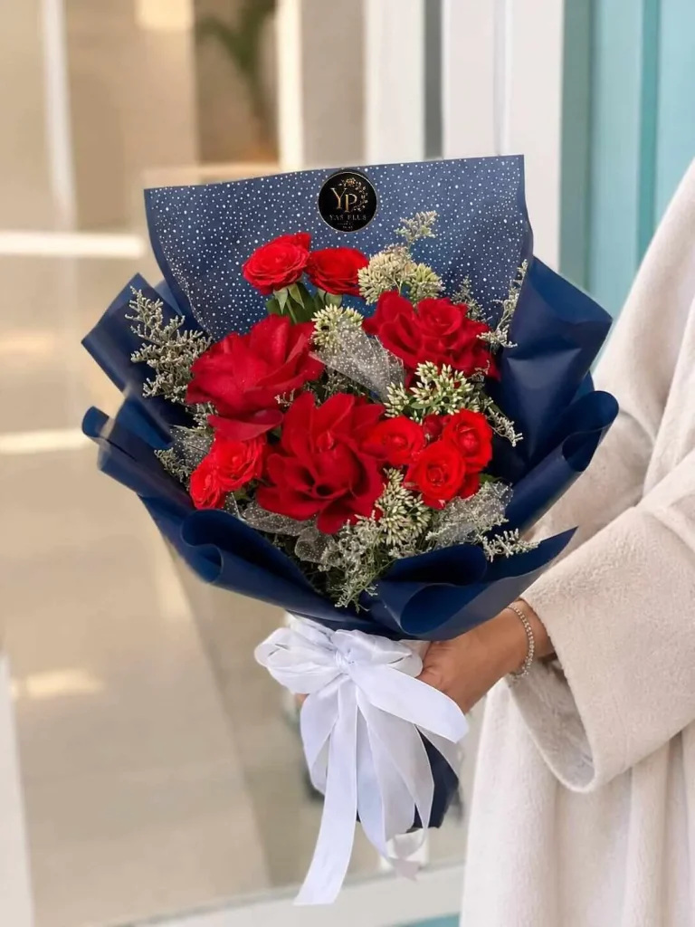 `باکت گل رز قرمز لاکچری با روبان سفید و بسته بندی آبی یاس پلاس`