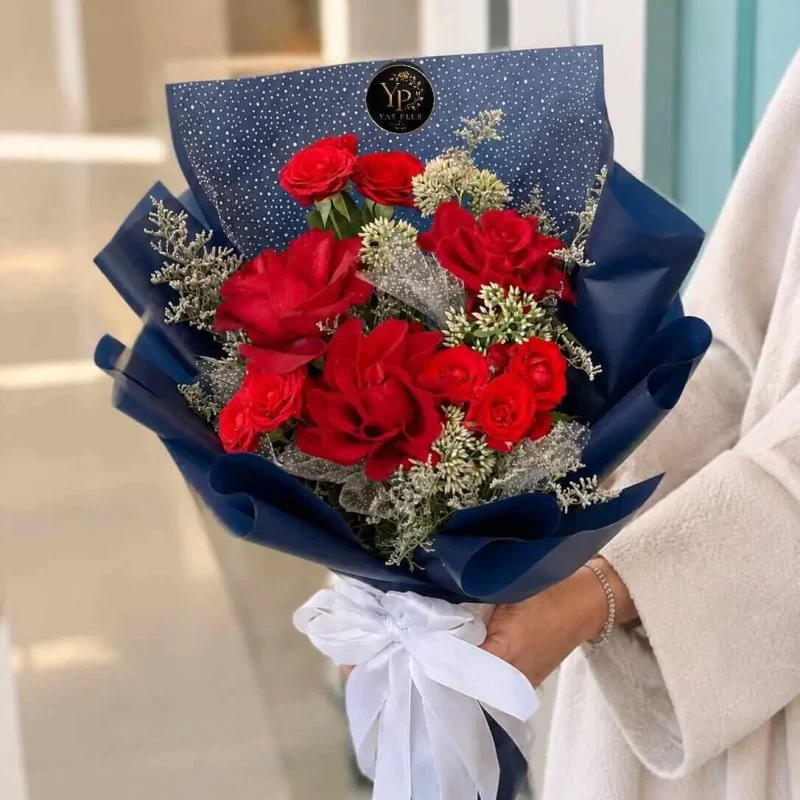 `باکت گل رز قرمز لاکچری با روبان سفید و بسته بندی آبی یاس پلاس`