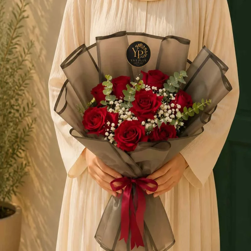دسته گل رز قرمز لاکچری با بسته‌بندی مشکی و طراحی خاص یاس پلاس