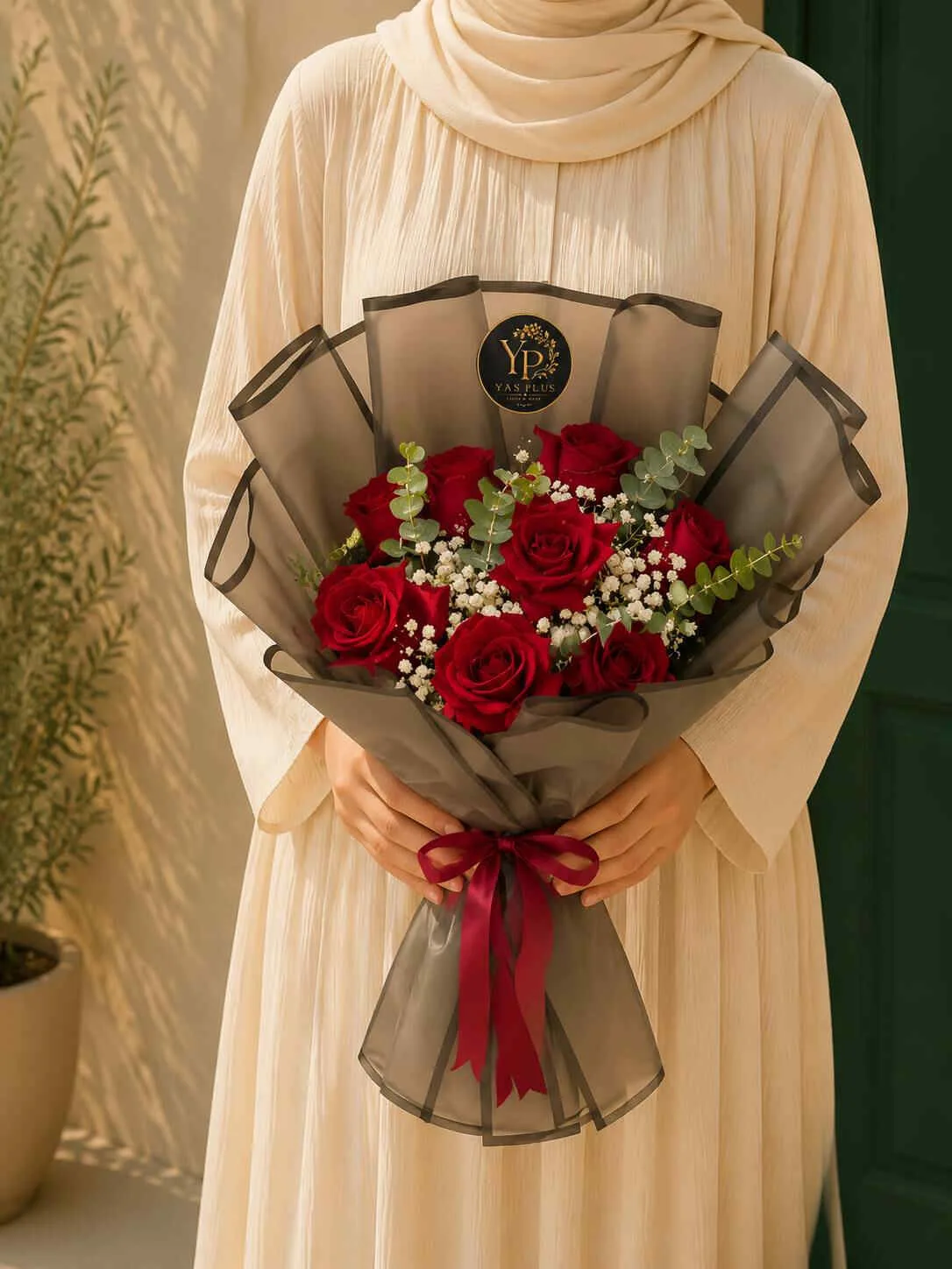 `luxury-red-rose-bouquet-yas-plus دسته گل رز قرمز لاکچری با بستهبندی مشکی و طراحی خاص یاس پلاس