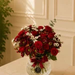 باکس گل رز قرمز و گل‌های زرشکی با روبان زرشکی ساده در گلدان شیشه‌ای لوکس یاس پلاس