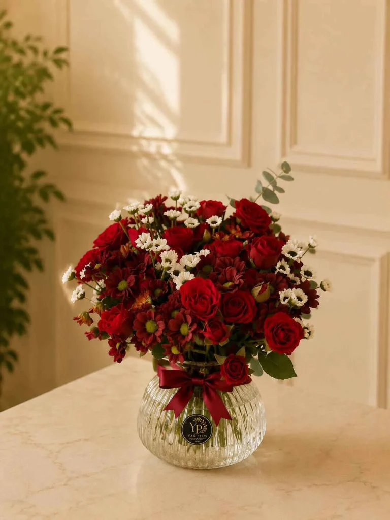 باکس گل رز قرمز و گل‌های زرشکی با روبان زرشکی ساده در گلدان شیشه‌ای لوکس یاس پلاس