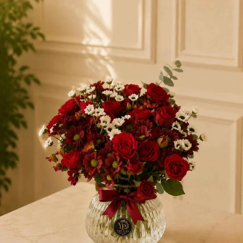 باکس گل رز قرمز و گل‌های زرشکی با روبان زرشکی ساده در گلدان شیشه‌ای لوکس یاس پلاس