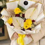 دسته گل آنتوریوم سفید و رز زرد لاکچری یاس پلاس با بسته بندی سفید طلایی