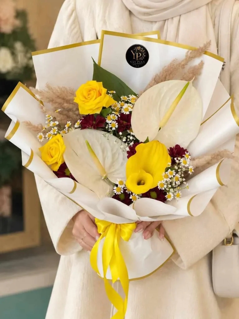 دسته گل آنتوریوم سفید و رز زرد لاکچری یاس پلاس با بسته بندی سفید طلایی