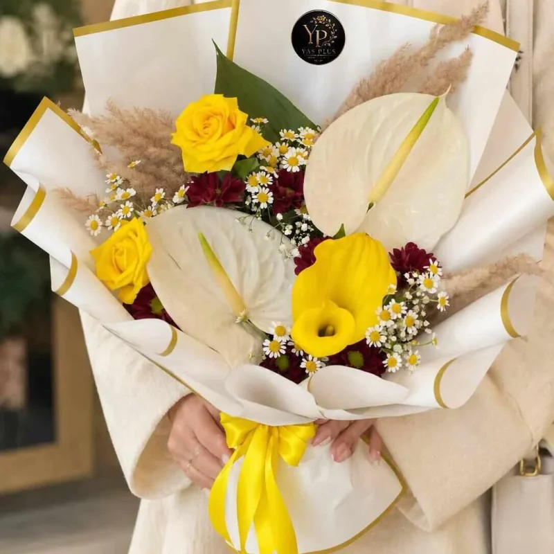 دسته گل آنتوریوم سفید و رز زرد لاکچری یاس پلاس با بسته بندی سفید طلایی