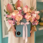 *باکس گل رز هلویی و آنتوریوم طبیعی داخل باکس آبی یاس پلاس