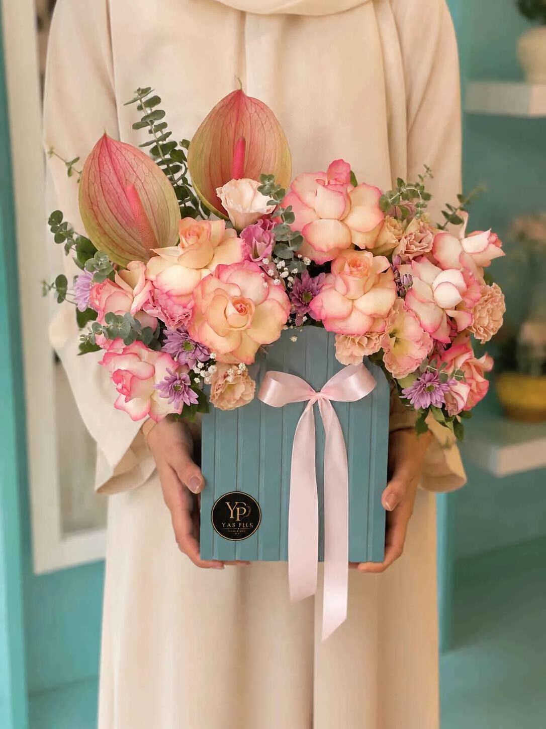 `peach-rose-anthurium-flower-box-yas-plus *باکس گل رز هلویی و آنتوریوم طبیعی داخل باکس آبی یاس پلاس