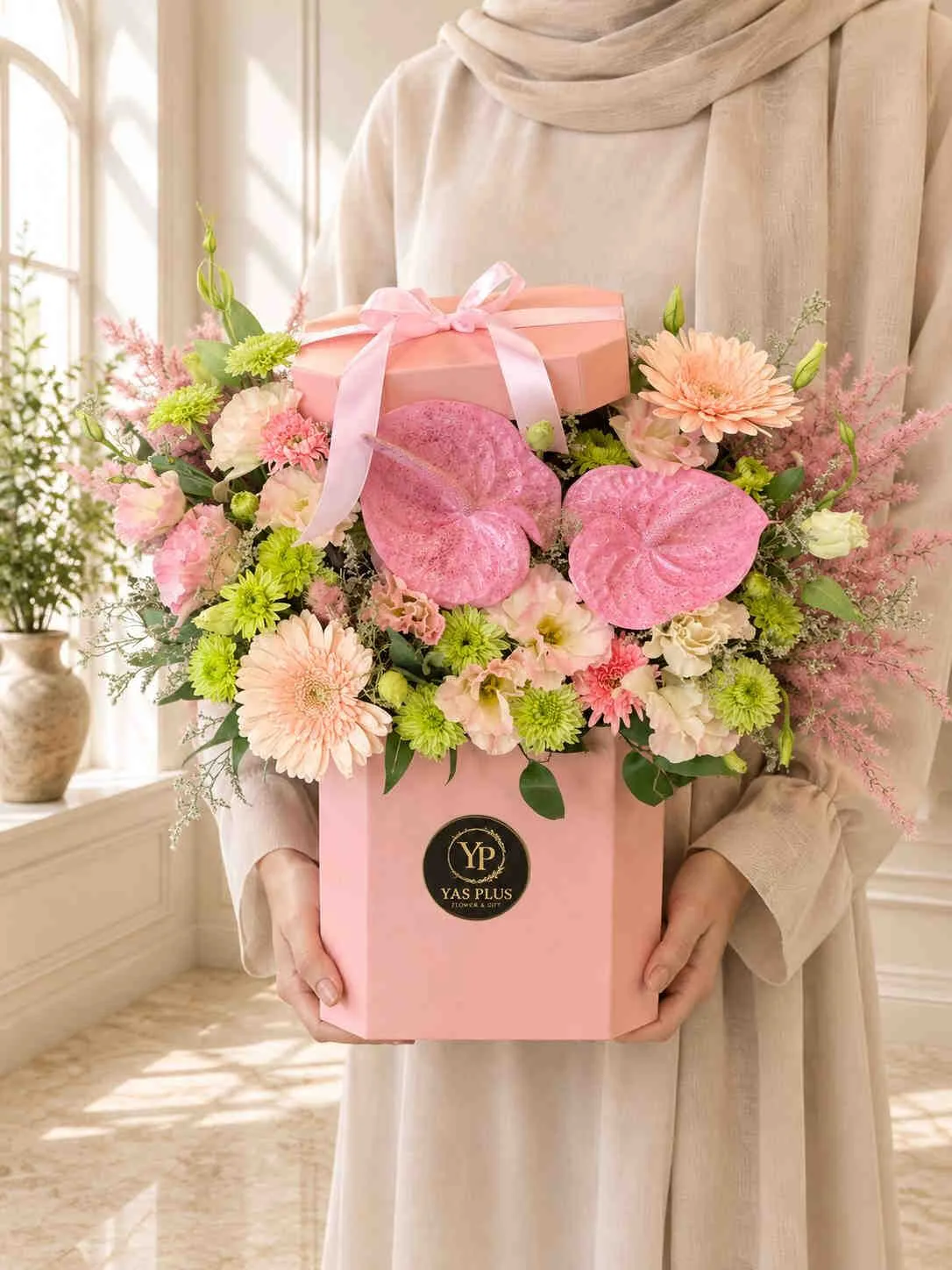 `pink-flower-box` باکس گل طبیعی صورتی و هلویی با آنتوریوم برای هدیه