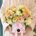 باکس گل طبیعی هلویی و کرم با رز و پاپیون صورتی
