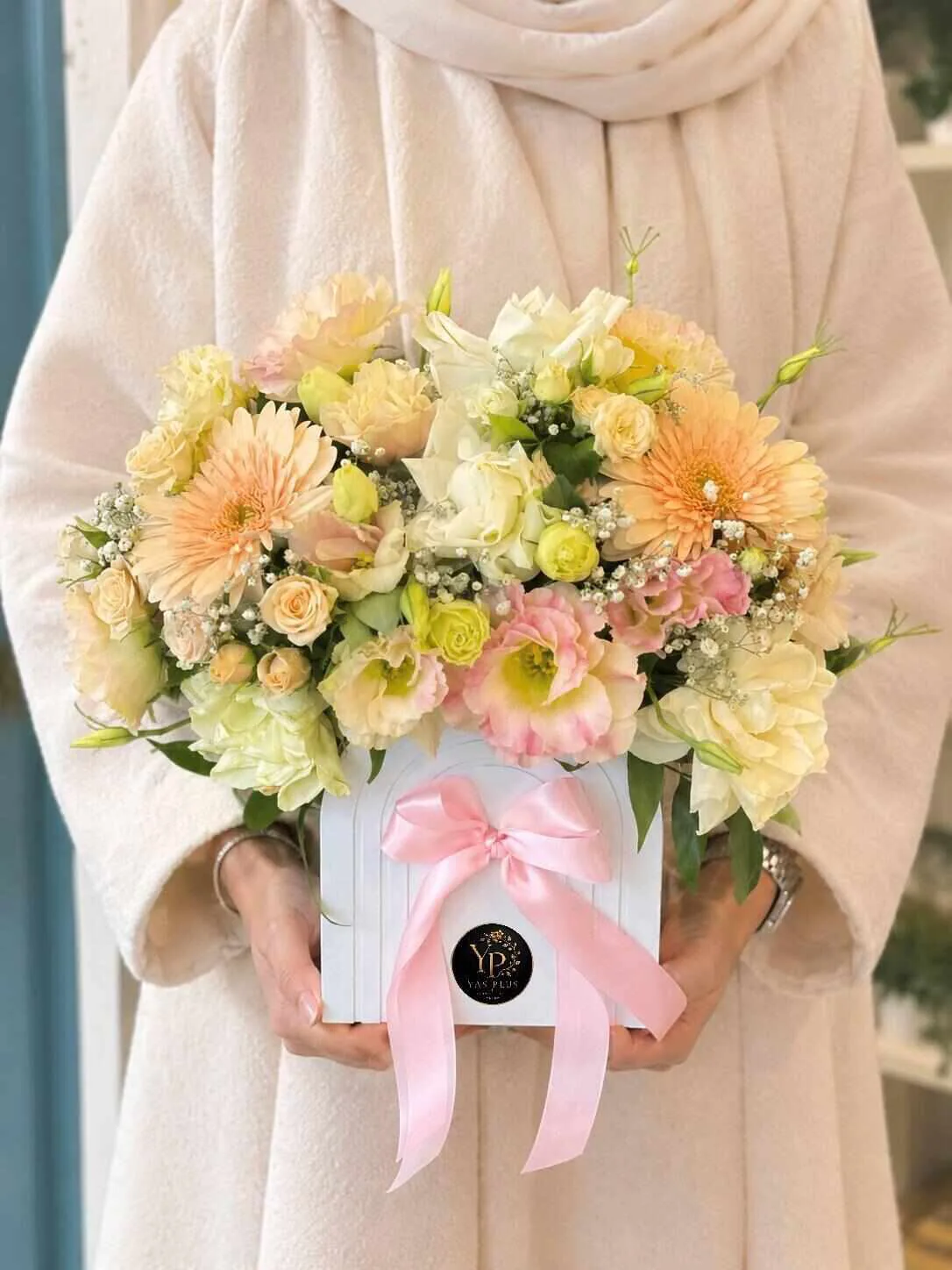 product-natural-peach-cream-flower-box باکس گل طبیعی هلویی و کرم با رز و پاپیون صورتی