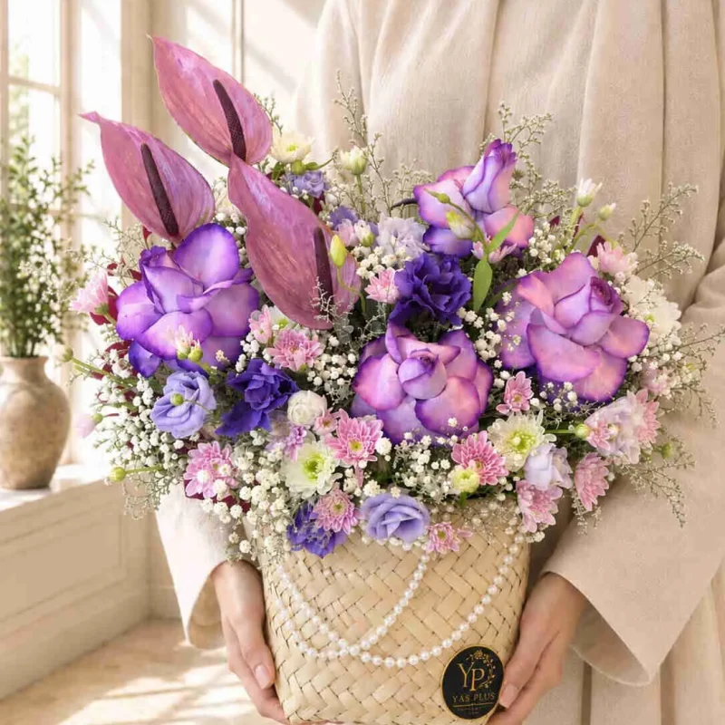 سبد گل طبیعی بنفش و صورتی در سبد حصیری برای هدیه