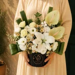 باکس گل سفید لاکچری با آنتوریوم و لیلیوم سفید در باکس مشکی YAS PLUS