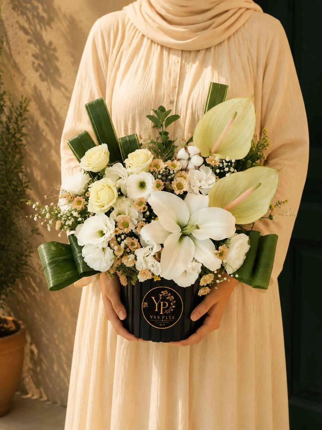 white-luxury-flower-box-anthurium-lily-yas-plus باکس گل سفید لاکچری با آنتوریوم و لیلیوم سفید در باکس مشکی YAS PLUS