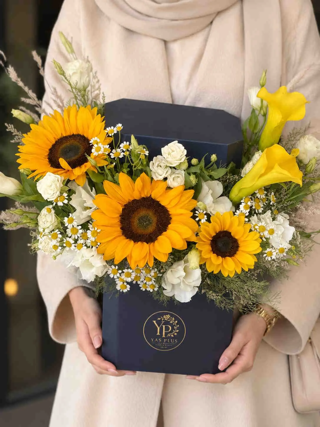`yas-plus-luxury-sunflower-flower-box باکس گل آفتابگردان لاکچری یاس پلاس با رز سفید