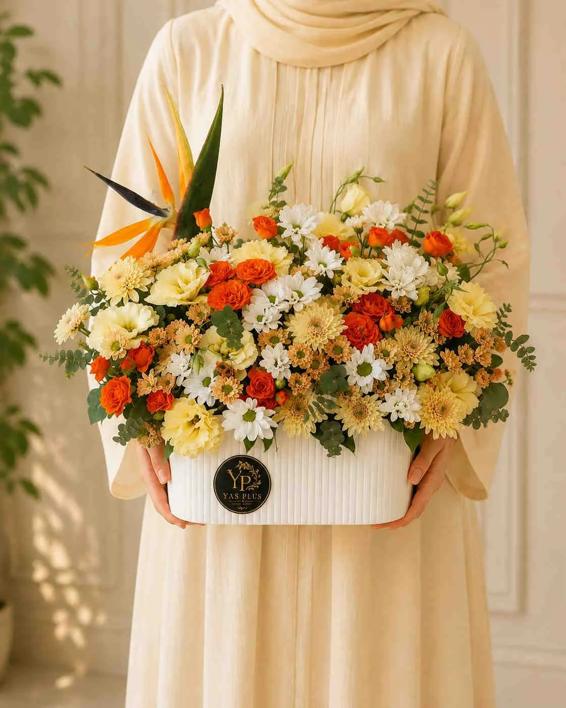 `yas-plus-luxury-white-orange-flower-box-strelitzia باکس گل لوکس سفید و نارنجی با رز، گل داوودی، استرلیتزیا و گلهای طبیعی برند YAS PLUS