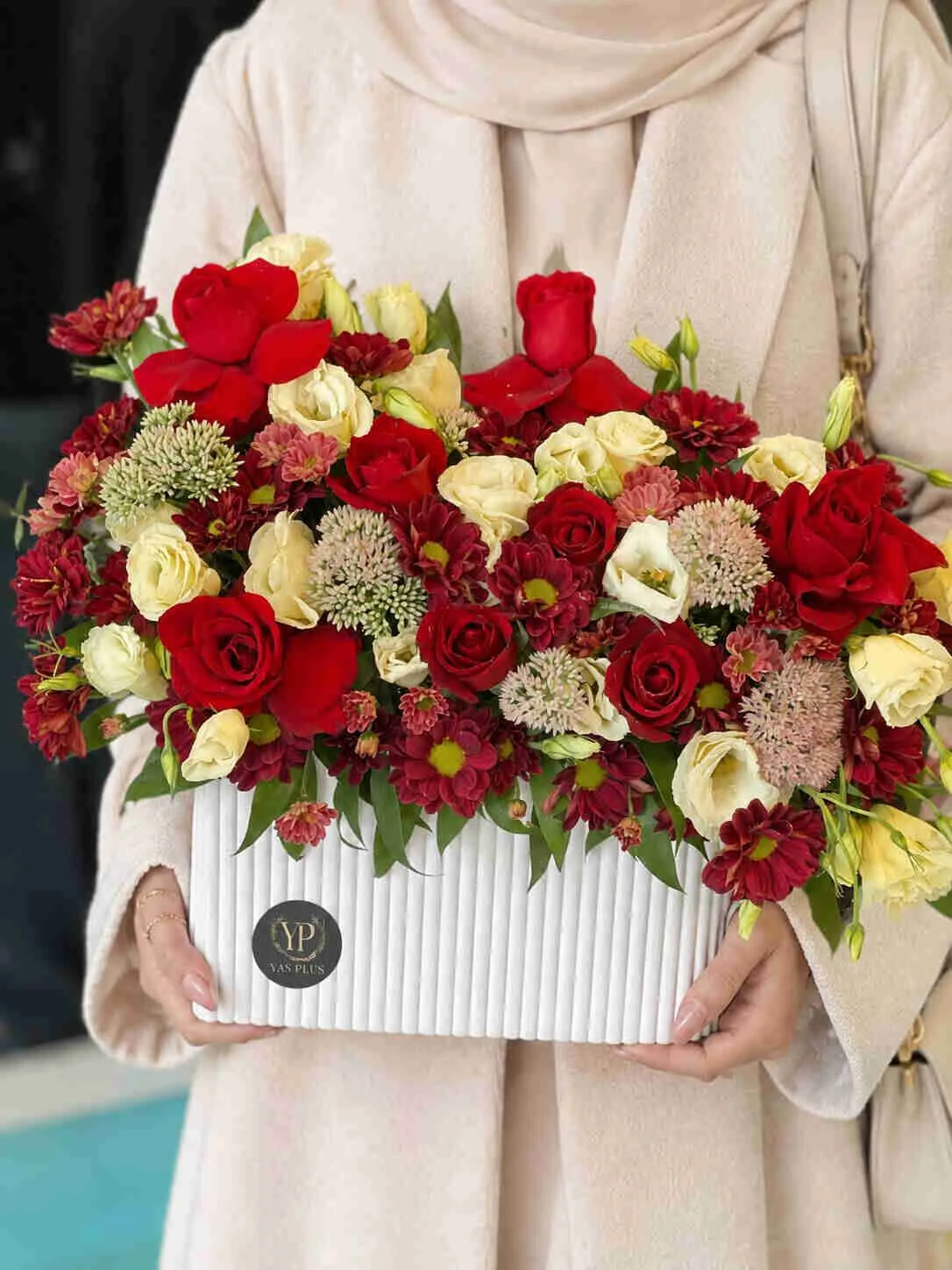 `yasplus-luxury-red-cream-rose-box باکس گل رز قرمز و کرم لاکچری در باکس سفید یاس پلاس