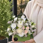 باکس گل سفید و صورتی رویای لطیف با رزهای کرم و صورتی، گل‌های سفید و باکس سبز