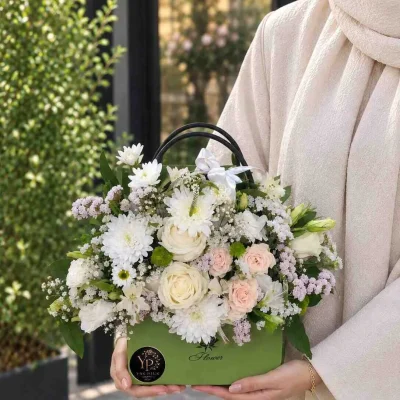 باکس گل سفید و صورتی رویای لطیف با رزهای کرم و صورتی، گل‌های سفید و باکس سبز