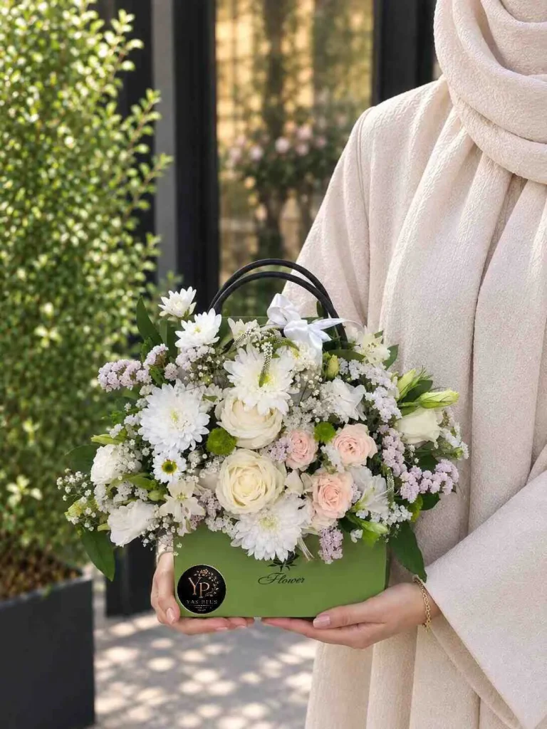باکس گل سفید و صورتی رویای لطیف با رزهای کرم و صورتی، گل‌های سفید و باکس سبز