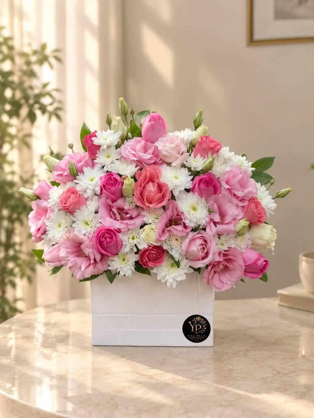 maneli-pink-white-rose-flower-box.jpg باکس گل رز صورتی و سفید همراه با گلهای داوودی سفید در فروشگاه گل یاس پلاس