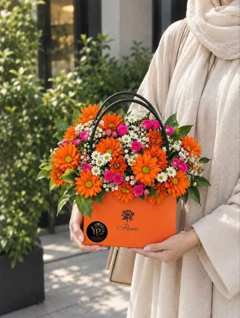باکس گل نارنجی و صورتی روناک با رزهای صورتی و گل‌های سفید
